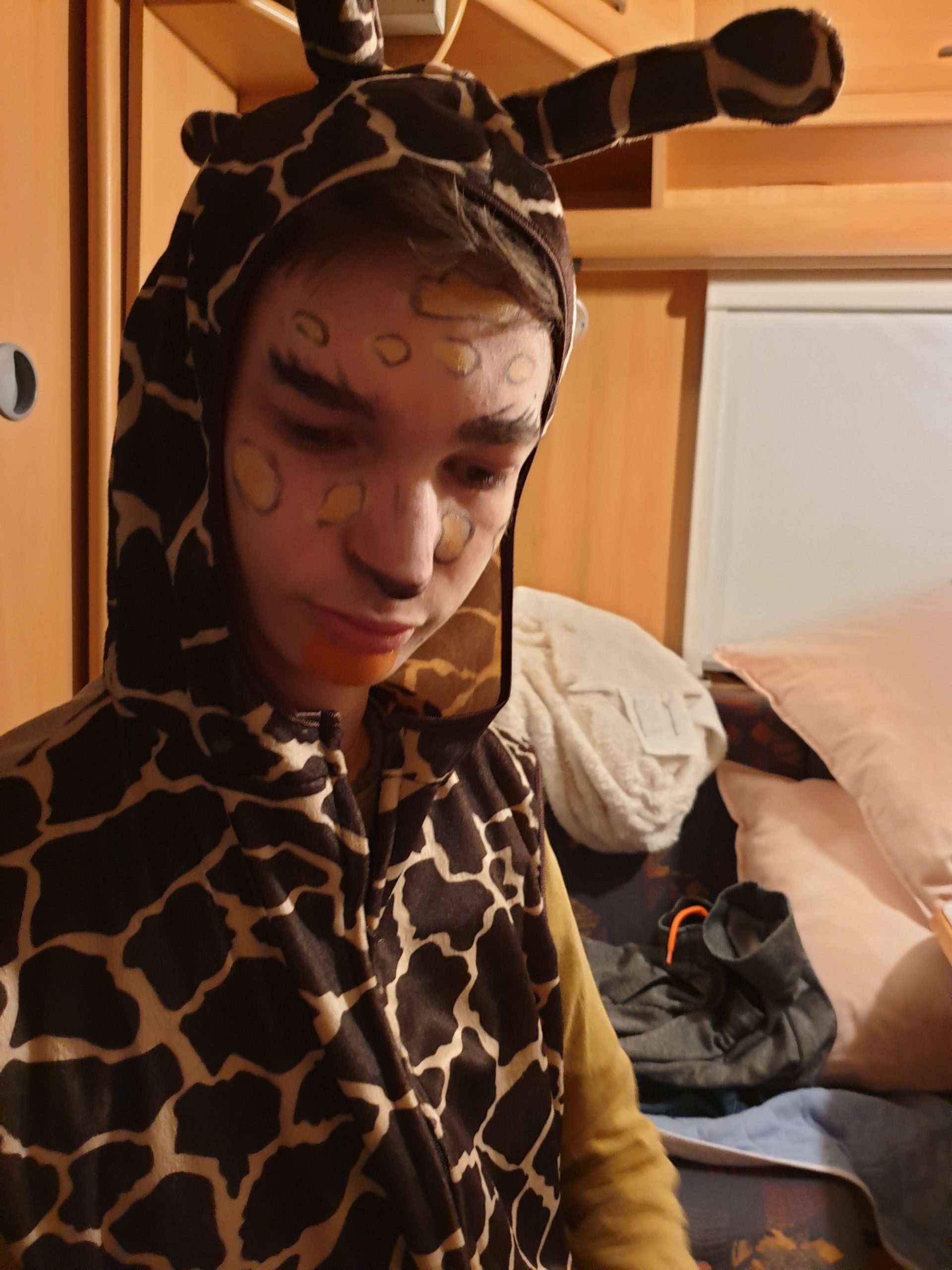 Sunny, verkleidet als Giraffe